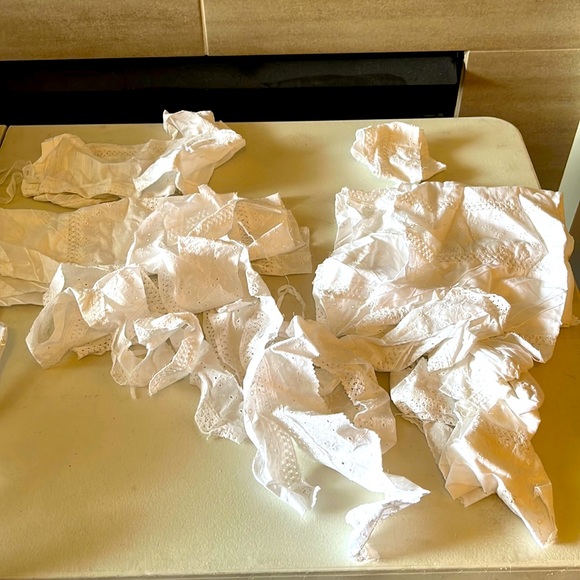 About 6 Pieces of Fabric Reminisce of Lace, White - Picture 3 of 4